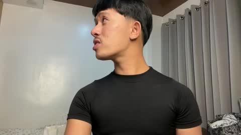 Snapshot of sweetguy102103 chatting on 11.10.25 khrayan online show from 11.10.25