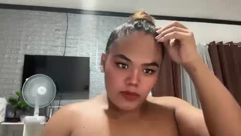 Snapshot of sweethot_bella chatting on 10.19.25 Bella online show from 10.19.25