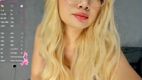 Snapshot of sweetie_peach_ chatting on 06.20.26 sweetie_peach_ online show from 06.20.26