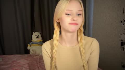 Snapshot of sweetielis chatting on 01.04.25 sweetie Lisa3 online show from 01.04.25