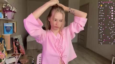 Snapshot of sweetielis chatting on 11.28.25 sweetie Lisa3 online show from 11.28.25