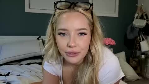 Snapshot of sweetlikedolly chatting on 04.03.26 Dolly online show from 04.03.26