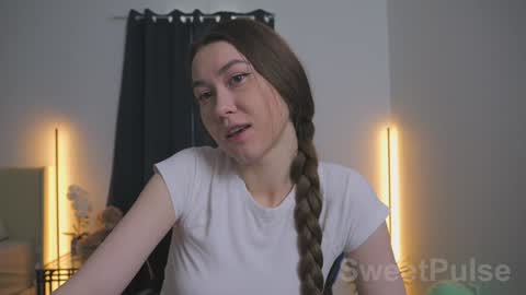 Snapshot of sweetpulse_ chatting on 12.05.25 Rose online show from 12.05.25