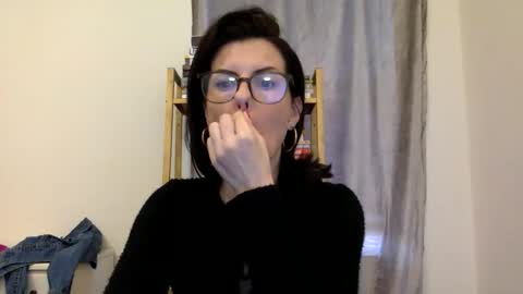 Snapshot of sweetriddance chatting on 11.22.25 sweetriddance online show from 11.22.25