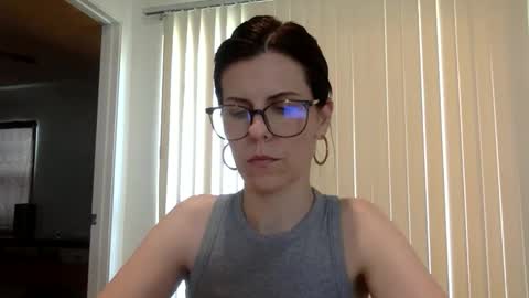 Snapshot of sweetriddance chatting on 12.15.25 sweetriddance online show from 12.15.25