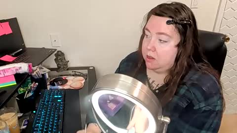 Snapshot of sweetsapphics chatting on 11.05.25 ruby and scarlet online show from 11.05.25