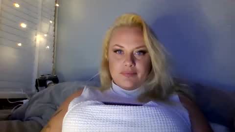 Snapshot of sweetsinz_ chatting on 09.16.25 sweetsinz_ online show from 09.16.25