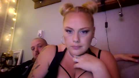 Snapshot of sweetsinz_ chatting on 10.05.25 sweetsinz_ online show from 10.05.25