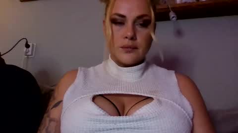 Snapshot of sweetsinz_ chatting on 10.11.25 sweetsinz_ online show from 10.11.25