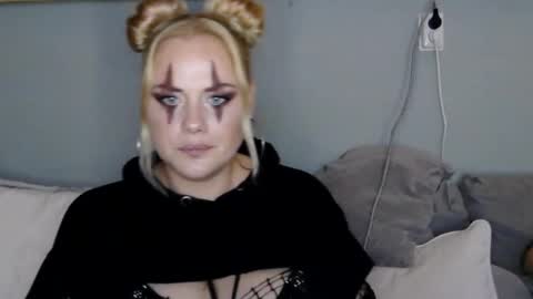 sweetsinz_ online show from 10.31.25