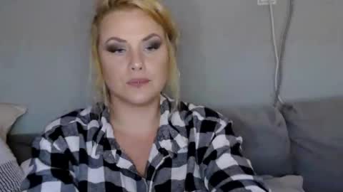 Snapshot of sweetsinz_ chatting on 11.08.25 sweetsinz_ online show from 11.08.25