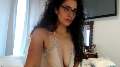 Snapshot of sweetsmile28 chatting on 12.18.25 Dianis online show from 12.18.25