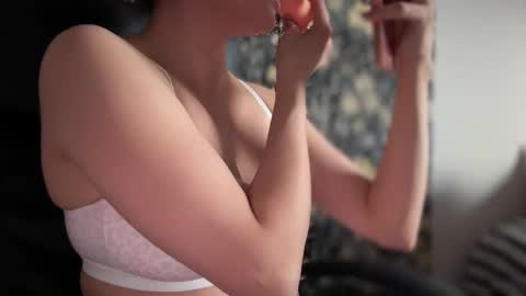 Snapshot of sweetssmashed chatting on 11.18.25 sweetssmashed online show from 11.18.25