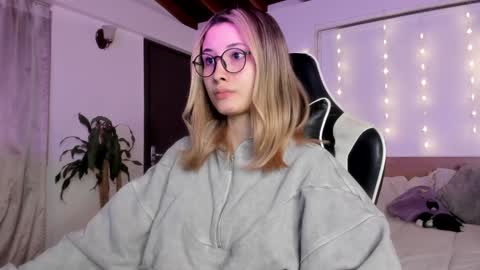 Cat independent model  online show from 12.27.24