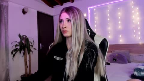 Cat independent model  online show from 12.31.24