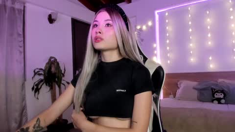 Cat independent model  online show from 01.15.25