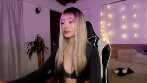 Cat independent model  online show from 02.20.25