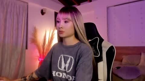 Cat independent model  online show from 02.22.25