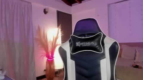 Cat independent model  online show from 02.25.25