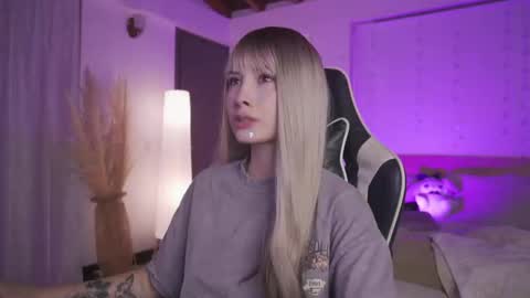 Cat independent model  online show from 03.07.25