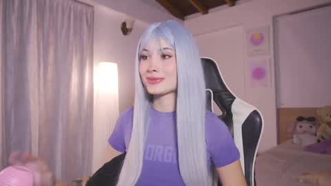 Cat independent model  online show from 09.13.25