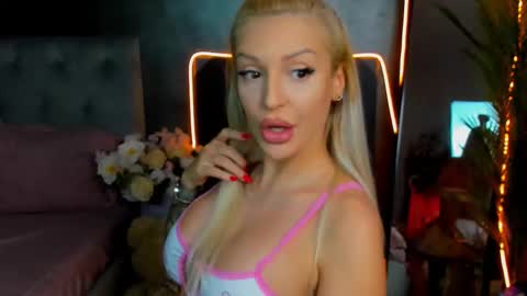 Snapshot of sweettheaa_ chatting on 09.24.25 Jessica online show from 09.24.25