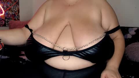 Snapshot of sweettm chatting on 11.04.25 Maya online show from 11.04.25