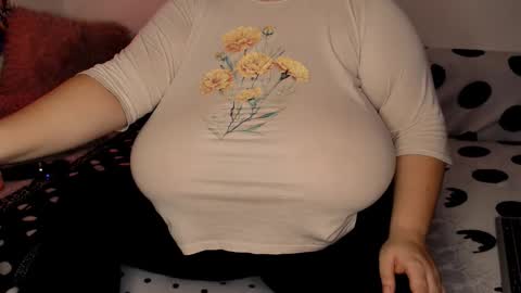 Snapshot of sweettm chatting on 11.23.25 Maya online show from 11.23.25