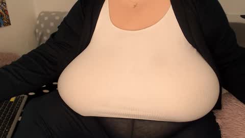 Snapshot of sweettm chatting on 11.28.25 Maya online show from 11.28.25