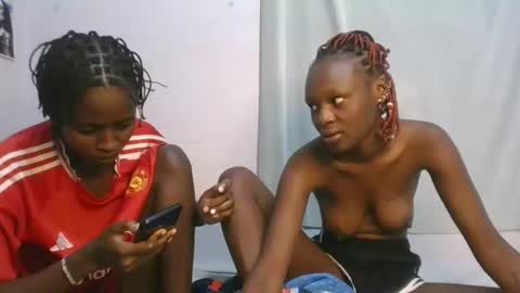 Snapshot of sweety_petite chatting on 12.05.25 sweety_petite online show from 12.05.25