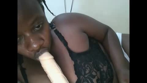 Snapshot of sweetyass25 chatting on 09.13.25 sweetyass25 online show from 09.13.25