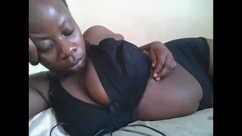 Snapshot of sweetyass25 chatting on 09.15.25 sweetyass25 online show from 09.15.25