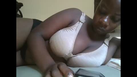 Snapshot of sweetyass25 chatting on 10.21.25 sweetyass25 online show from 10.21.25