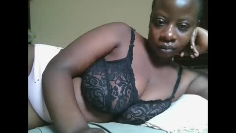 Snapshot of sweetyass25 chatting on 10.29.25 sweetyass25 online show from 10.29.25