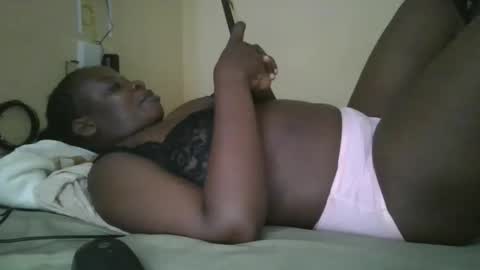 Snapshot of sweetyass25 chatting on 10.29.25 sweetyass25 online show from 10.29.25