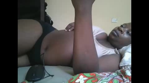 Snapshot of sweetyass25 chatting on 11.18.25 sweetyass25 online show from 11.18.25