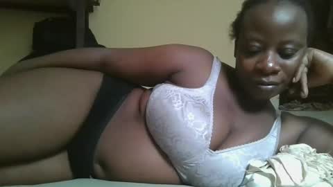 Snapshot of sweetyass25 chatting on 11.21.25 sweetyass25 online show from 11.21.25