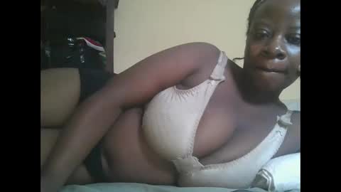 Snapshot of sweetyass25 chatting on 12.02.25 sweetyass25 online show from 12.02.25