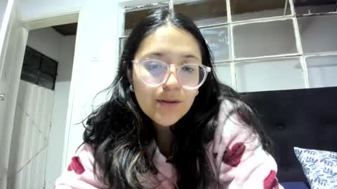 Snapshot of sweetyypeach chatting on 01.04.25 sweetyypeach online show from 01.04.25