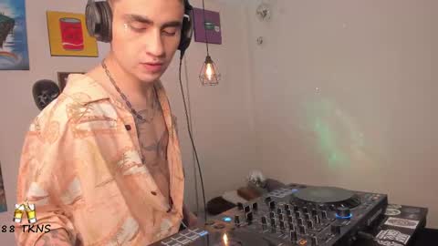 Snapshot of syd_onnfire chatting on 02.10.25 Syd online show from 02.10.25