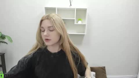 Snapshot of sylvia_ortiz chatting on 09.16.25 Sylvia online show from 09.16.25
