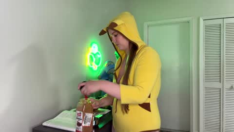 Snapshot of syndica chatting on 10.11.25 Jennah online show from 10.11.25