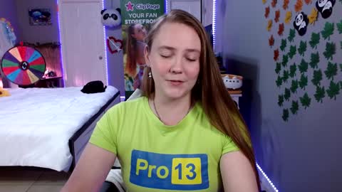 Snapshot of syndica chatting on 03.08.26 Jennah online show from 03.08.26