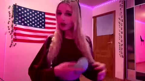 Snapshot of taitebinner chatting on 03.07.26 Mia online show from 03.07.26