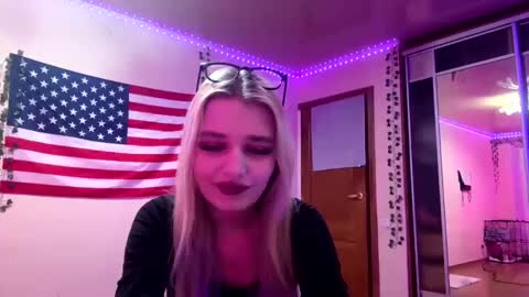 Snapshot of taitebinner chatting on 03.08.26 Mia online show from 03.08.26