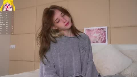 Snapshot of taitehambelton chatting on 05.03.26 Mia online show from 05.03.26