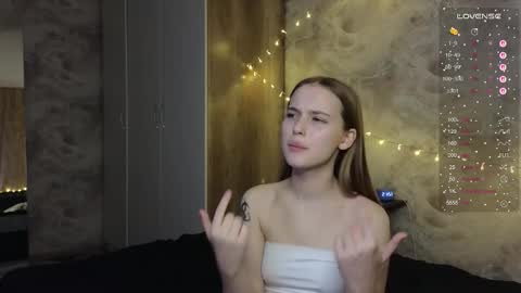 Snapshot of taiti_fox_cub chatting on 11.17.25 taiti_fox_cub online show from 11.17.25