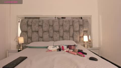 Snapshot of tamara_luaren chatting on 02.13.25 Tamara online show from 02.13.25