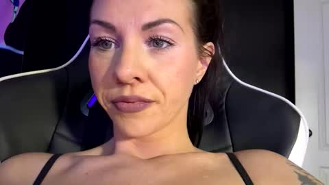 Snapshot of tastemecaroline chatting on 12.17.25 tastemecaroline online show from 12.17.25