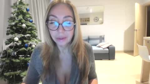 Snapshot of tati74 chatting on 12.16.25 tati74 online show from 12.16.25